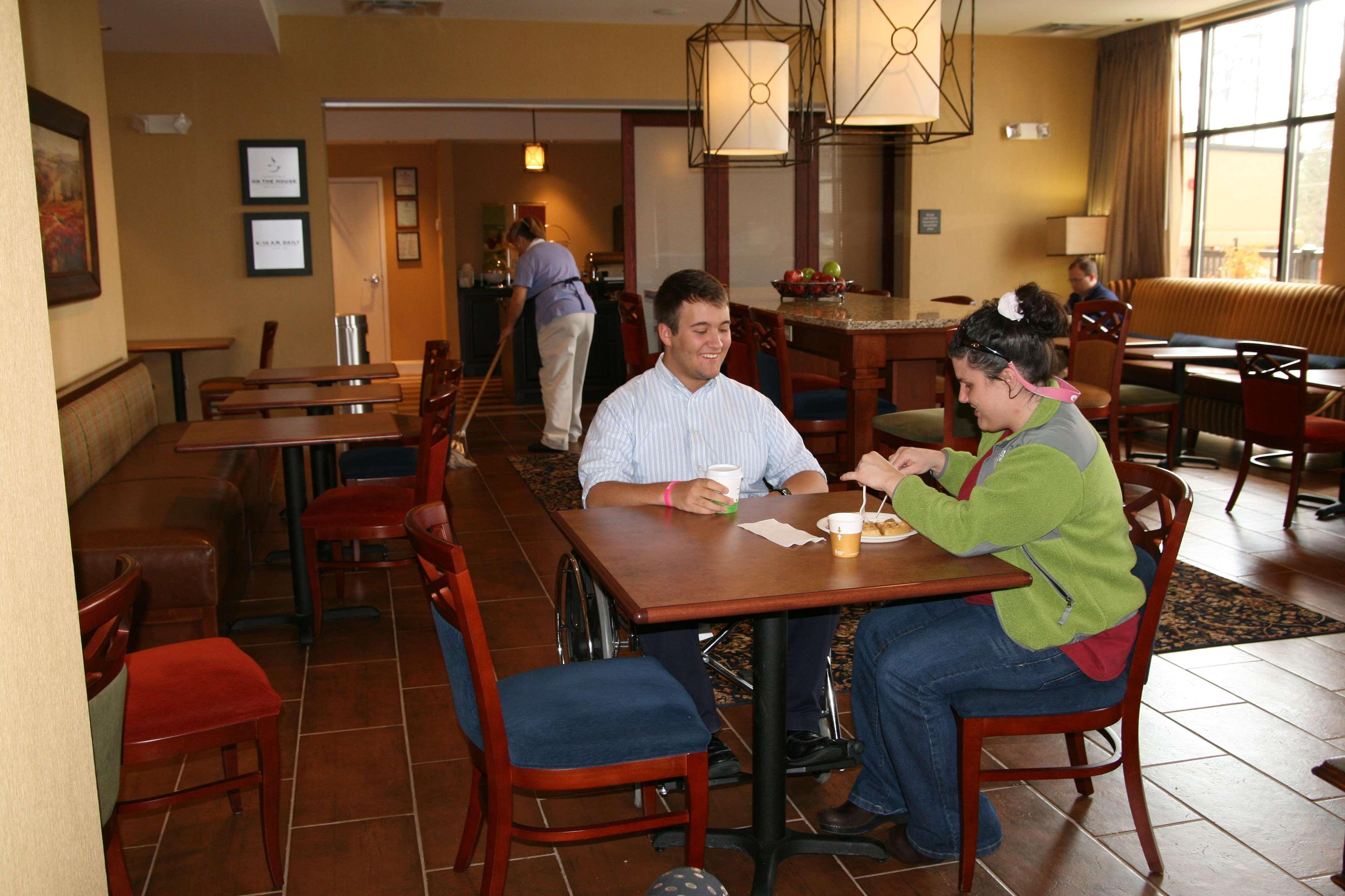 Hampton Inn Jackson-College Avenue Restoran foto