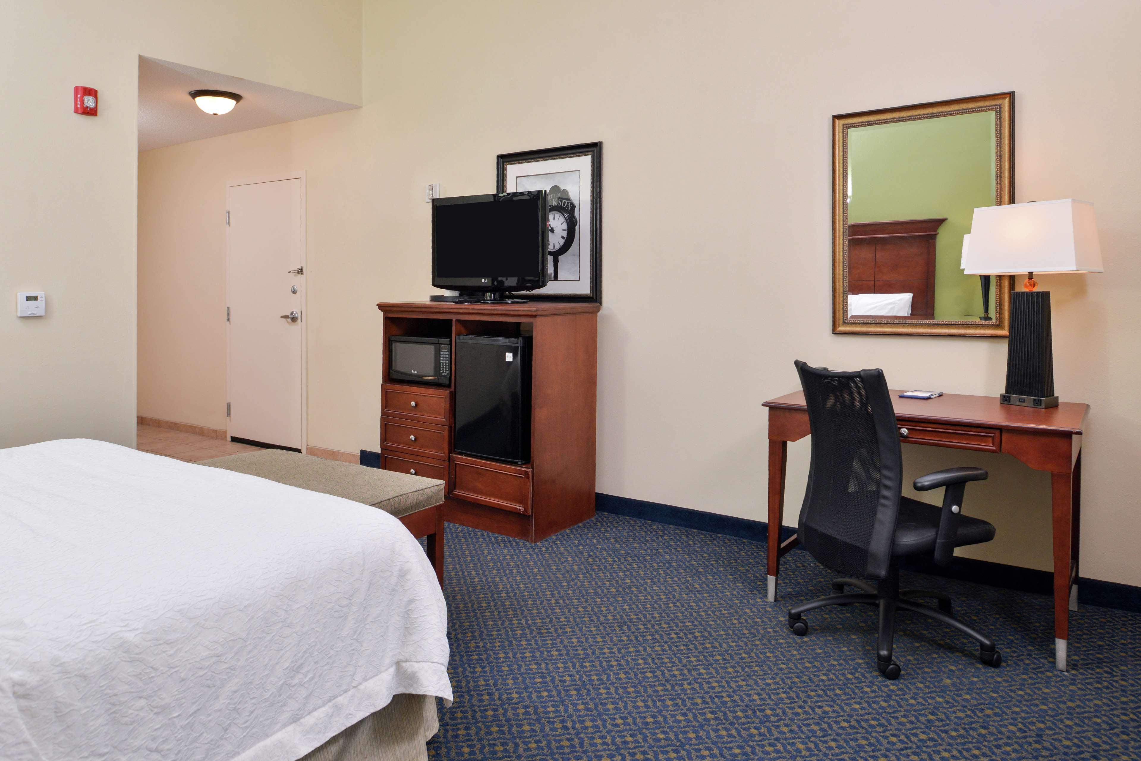 Hampton Inn Jackson-College Avenue Bagian luar foto